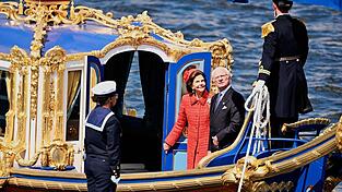 K&ouml;nig Carl XVI. Gustaf (2. v. rechts) und K&ouml;nigin Silvia (2. v. links) fahren zur Goldhochzeit auch mir der k&ouml;niglichen Barkasse &laquo;Vasaorden&raquo;.
