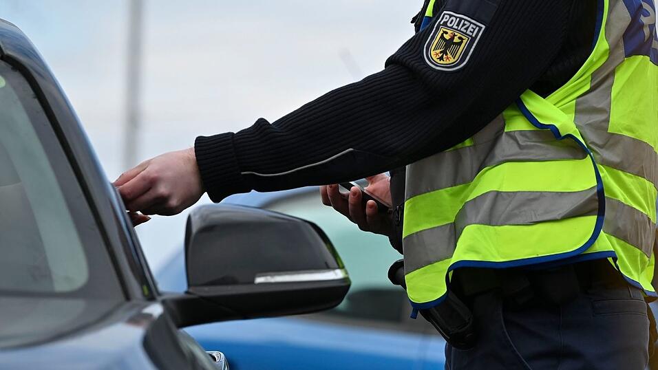 Bei einer Grenzkontrolle ziehen die Beamten den &uuml;berbesetzten Wagen aus dem Verkehr. (Symbolbild)