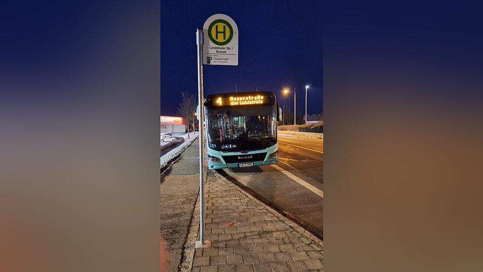 Die Blockadeaktionen der Landwirte und darauf folgenden Staus führten zu Verspätungen bei den Linienbussen. Hier ein gegen 6.30 Uhr wartender Bus am Landshuter Kreisel. Die Blockadeaktionen der Landwirte und darauf folgenden Staus führten zu Verspätungen bei den Linienbussen. Hier ein gegen 6.30 Uhr wartender Bus am Landshuter Kreisel.
