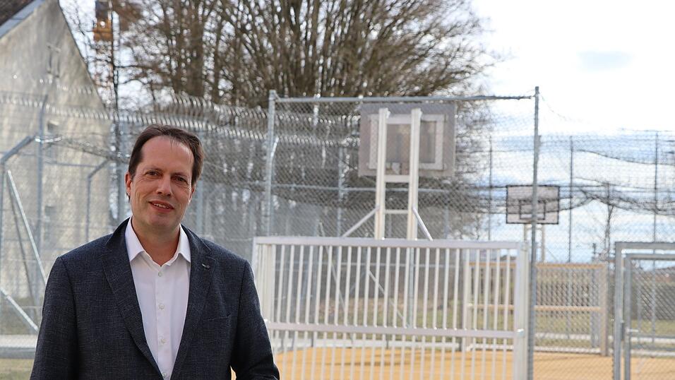 Dr. Johannes Schwerdtner, Chefarzt der forensischen Psychiatrie am Bezirksklinikum Mainkofen, wird vorerst vom Dienst freigestellt. 