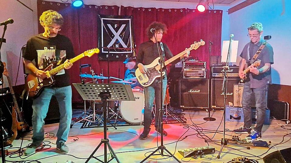 Das sind The Drowned Hive mit (von links) Immo Maier, Hanse Batzl, Paulo Krstačic und Peter Bauer auf der Bühne im Rodinger Tennisheim. Das sind The Drowned Hive mit (von links) Immo Maier, Hanse Batzl, Paulo Krstačic und Peter Bauer auf der Bühne im Rodinger Tennisheim.