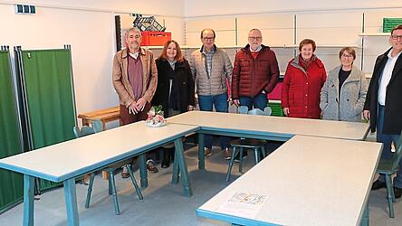 Die Tafelmitarbeiter um Leiterin Gertrud Enzinger (2. v. r.) haben sich schon ein wenig eingerichtet im neuen Verkaufsraum. Möglich gemacht wird der Umzug durch die Mithilfe der Stadt - rechts Bürgermeister Helmut Fichtner - sowie dem Hause BarthHaas, stellvertretend Rainer Dasch (links). Die Tafelmitarbeiter um Leiterin Gertrud Enzinger (2. v. r.) haben sich schon ein wenig eingerichtet im neuen Verkaufsraum. Möglich gemacht wird der Umzug durch die Mithilfe der Stadt - rechts Bürgermeister Helmut Fichtner - sowie dem Hause BarthHaas, stellvertretend Rainer Dasch (links).