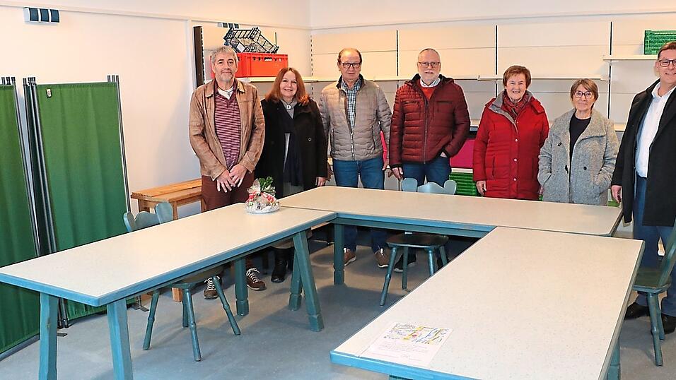 Die Tafelmitarbeiter um Leiterin Gertrud Enzinger (2. v. r.) haben sich schon ein wenig eingerichtet im neuen Verkaufsraum. Möglich gemacht wird der Umzug durch die Mithilfe der Stadt - rechts Bürgermeister Helmut Fichtner - sowie dem Hause BarthHaas, stellvertretend Rainer Dasch (links). Die Tafelmitarbeiter um Leiterin Gertrud Enzinger (2. v. r.) haben sich schon ein wenig eingerichtet im neuen Verkaufsraum. Möglich gemacht wird der Umzug durch die Mithilfe der Stadt - rechts Bürgermeister Helmut Fichtner - sowie dem Hause BarthHaas, stellvertretend Rainer Dasch (links).