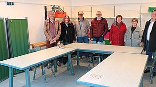 Die Tafelmitarbeiter um Leiterin Gertrud Enzinger (2. v. r.) haben sich schon ein wenig eingerichtet im neuen Verkaufsraum. Möglich gemacht wird der Umzug durch die Mithilfe der Stadt - rechts Bürgermeister Helmut Fichtner - sowie dem Hause BarthHaas, stellvertretend Rainer Dasch (links).