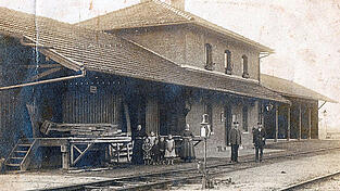 Der Bogener Bahnhof in den 1920er-Jahren mit G&uuml;terhalle und dem nachtr&auml;glich errichteten Wartebereich