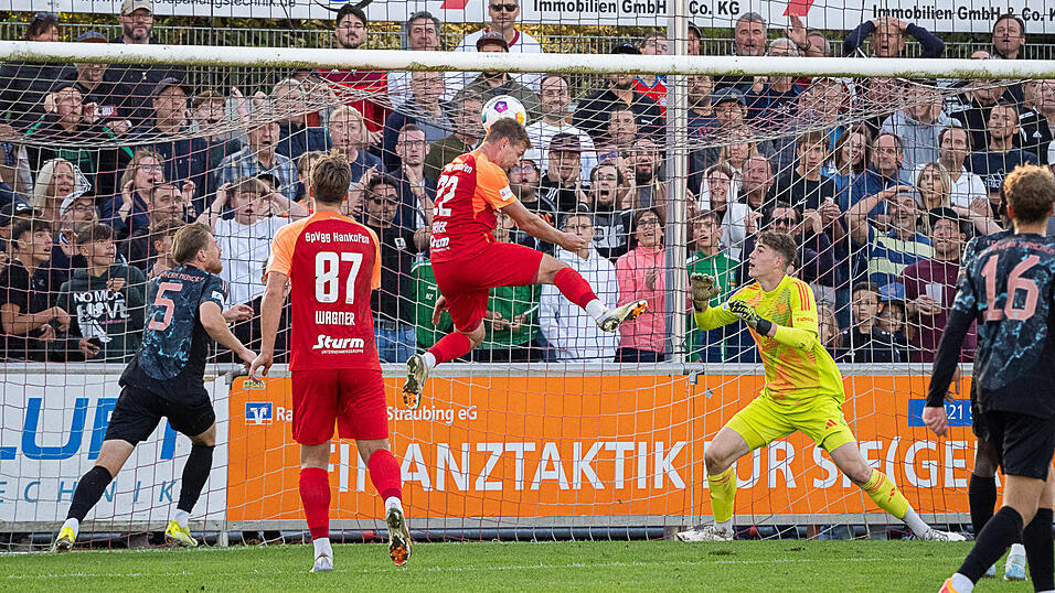 Tobias Lermer (Nummer 22) war doppelt erfolgreich. Hier trifft er per Kopf zum 2:0 Endstand.