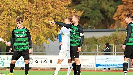 Gibt der Mannschaft Orientierung: Ergoldsbachs Kapit&auml;n Markus Diewald (rechts) zeigt an, wo es lang geht und &uuml;bernimmt auch in schwierigen Phasen Verantwortung.