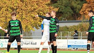 Gibt der Mannschaft Orientierung: Ergoldsbachs Kapitän Markus Diewald (rechts) zeigt an, wo es lang geht und übernimmt auch in schwierigen Phasen Verantwortung. Gibt der Mannschaft Orientierung: Ergoldsbachs Kapitän Markus Diewald (rechts) zeigt an, wo es lang geht und übernimmt auch in schwierigen Phasen Verantwortung.