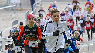Rund 120 Starter sind an diesem Sonntag im Gschwelltal beim Kinder-Lauf unterwegs. Rund 120 Starter sind an diesem Sonntag im Gschwelltal beim Kinder-Lauf unterwegs.