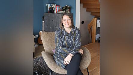 Die Bundestagsabgeordnete Carolin Wagner in ihrem Wohnzimmer.