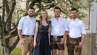 Sie freuen sich auf Pfingsten 2026 in Bad K&ouml;tzting: Pfingstbr&auml;utigam Benedikt Aschenbrenner und seine Pfingstbraut Romy Weindl mit den Brautf&uuml;hrern Maximilian Steidl (l.) und Andreas Zimmerer (r.).
