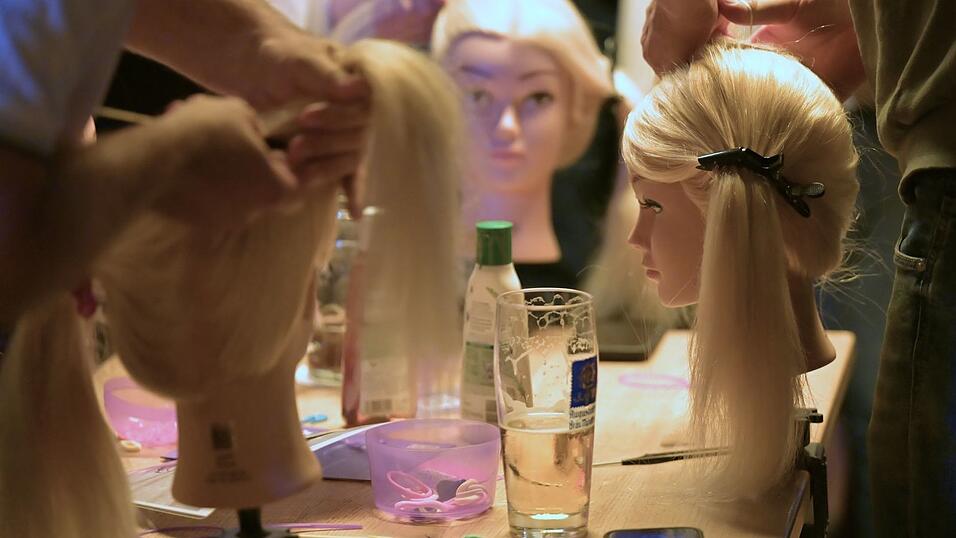 Bei Bier und ganz ohne Druck üben die Väter verschiedene Frisuren für lange Haare. Bei Bier und ganz ohne Druck üben die Väter verschiedene Frisuren für lange Haare.