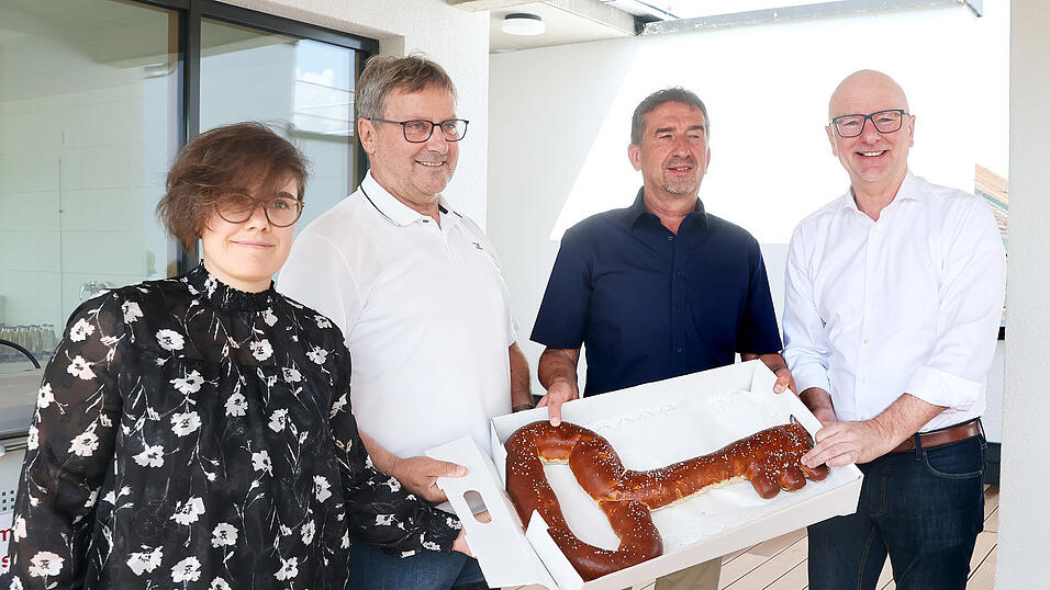 Planer und Bauherren mit dem symbolischen Schl&uuml;ssel (von links): Kerstin Schweiger Bauleiterin der zust&auml;ndigen Delta-Immotec-Gruppe, Architekt Bernhard Fischer, Stiftungsverwalter Dieter Gro&szlig; und OB Alexander Putz