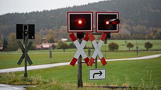 Trotz Vollbremsung kam es zum Unfall am Bahnübergang. (Symbolbild)
