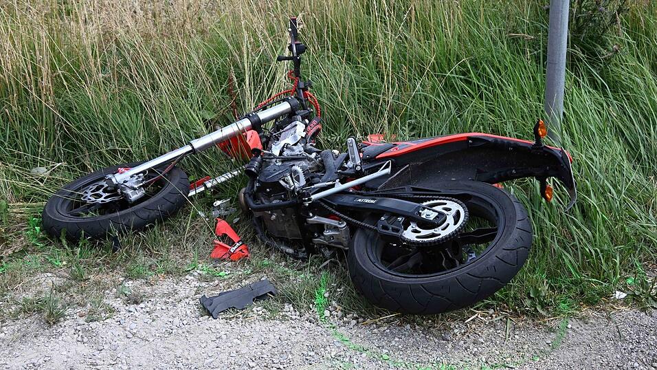 Ein 16-jähriger Leichtkraftradfahrer ist bei Velden laut Polizei schwer verletzt worden, nachdem ihm ein Traktor beim Abbiegen die Vorfahrt genommen hatte. Ein 16-jähriger Leichtkraftradfahrer ist bei Velden laut Polizei schwer verletzt worden, nachdem ihm ein Traktor beim Abbiegen die Vorfahrt genommen hatte.