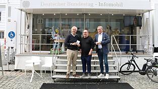 Dieter Titze (links) und seine Kollegen stehen noch bis Mittwoch für Fragen zur Verfügung. Dieter Titze (links) und seine Kollegen stehen noch bis Mittwoch für Fragen zur Verfügung.