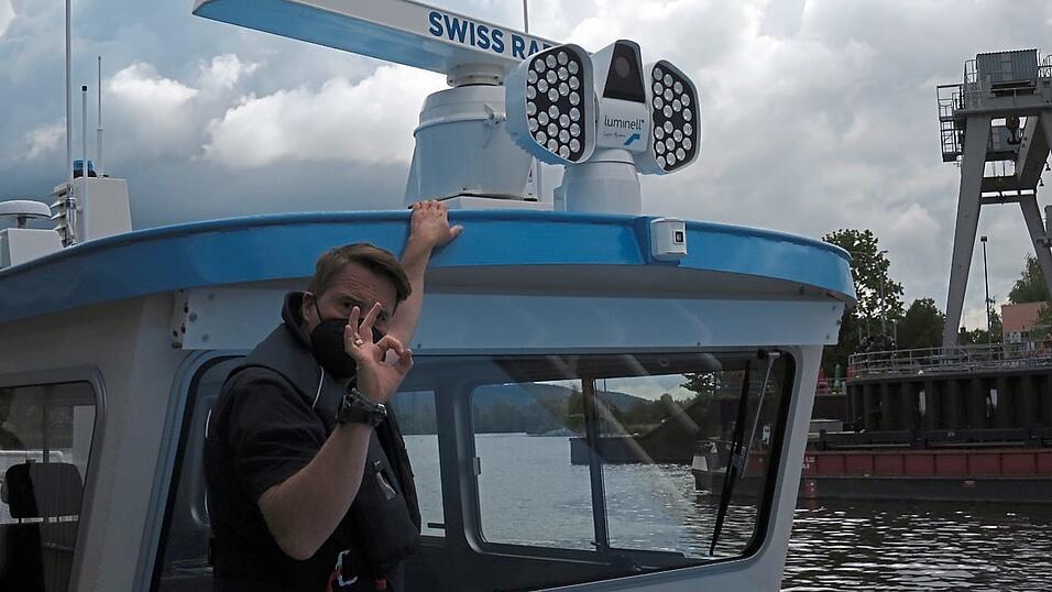 Der Suchscheinwerfer mit Infrarotkamera ist ein technisches Meisterwerk, erklärt Christian Mielke. Der Suchscheinwerfer mit Infrarotkamera ist ein technisches Meisterwerk, erklärt Christian Mielke.