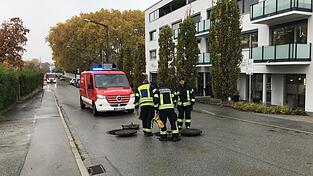 Mit drei Fahrzeugen suchten die Helfer der Freiwilligen Feuerwehr in der Friedhofstraße nach der Herkunft der Flüssigkeit.