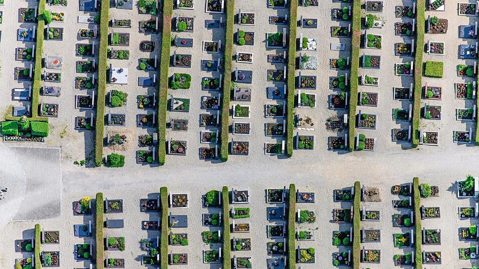 Der Altdorfer Friedhof von oben. Immer mehr herkömmliche Gräber werden aufgelöst. Der Altdorfer Friedhof von oben. Immer mehr herkömmliche Gräber werden aufgelöst.