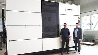 Franz-Josef Feilmeier und Thomas G&ouml;&szlig;wein (r.) vor einem Industriestromspeicher im Werk in Iggensbach.