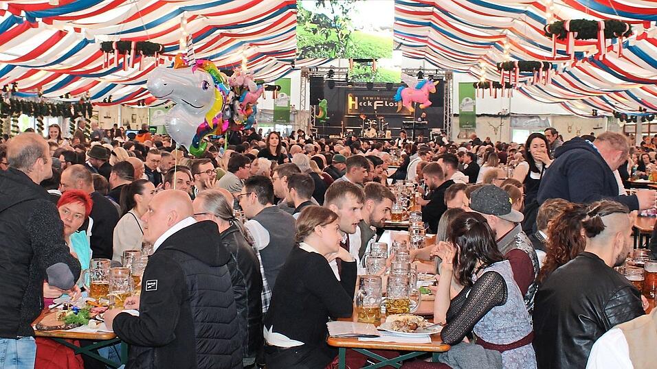 Die B&auml;nke im Festzelt sind beim Tag der Betriebe, Beh&ouml;rden und Vereine dicht belegt.