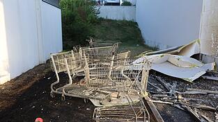 Auch Einkaufsw&auml;gen brannten.