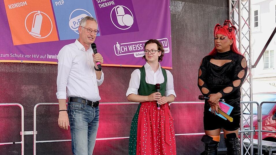 Schirmherr Oberbr&uuml;ergmeister Markus Pannermayr bei seinem Gru&szlig;wort mit Matze und Pinay Colada auf der B&uuml;hne (von links).