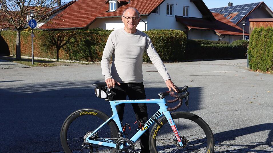 Rennradler Ludwig Schiller mit seinem neuen, hellblauen Flitzer „aus Mailand“.