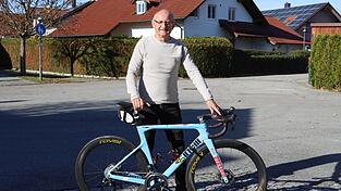 Rennradler Ludwig Schiller mit seinem neuen, hellblauen Flitzer „aus Mailand“. Rennradler Ludwig Schiller mit seinem neuen, hellblauen Flitzer „aus Mailand“.