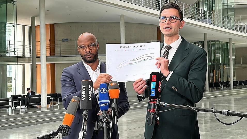 Die Chefs der Taskforce zu den Auswirkungen des Iran-Krieges, Armand Zorn (SPD, l.) und Sepp Müller (CDU), erläutern Maßnahmen zur Entlastung der Bürger, sollte der Krieg noch lange andauern. Die Chefs der Taskforce zu den Auswirkungen des Iran-Krieges, Armand Zorn (SPD, l.) und Sepp Müller (CDU), erläutern Maßnahmen zur Entlastung der Bürger, sollte der Krieg noch lange andauern.