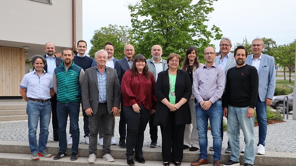 Der neue Walder Gemeinderat wurde am Mittwoch gew&auml;hlt. Als Stellvertreter der B&uuml;rgermeisterin Barbara Haimerl (Sechste von rechts) wurden nicht nur Karin Hirschberger (links von Haimerl) und Stefan Auburger (rechts von Haimerl) gew&auml;hlt, sondern auch Christoph Spreitzer (Dritter von links) und Alois Weber (F&uuml;nfter von links), die nun die &Auml;mter der vierten und f&uuml;nften B&uuml;rgermeister &uuml;bernehmen.