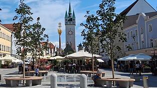 Der Theresienplatz in Straubing. Dort wurden unter anderem vier neue B&auml;ume gepflanzt, dazu kommt ein Wasserspiel.