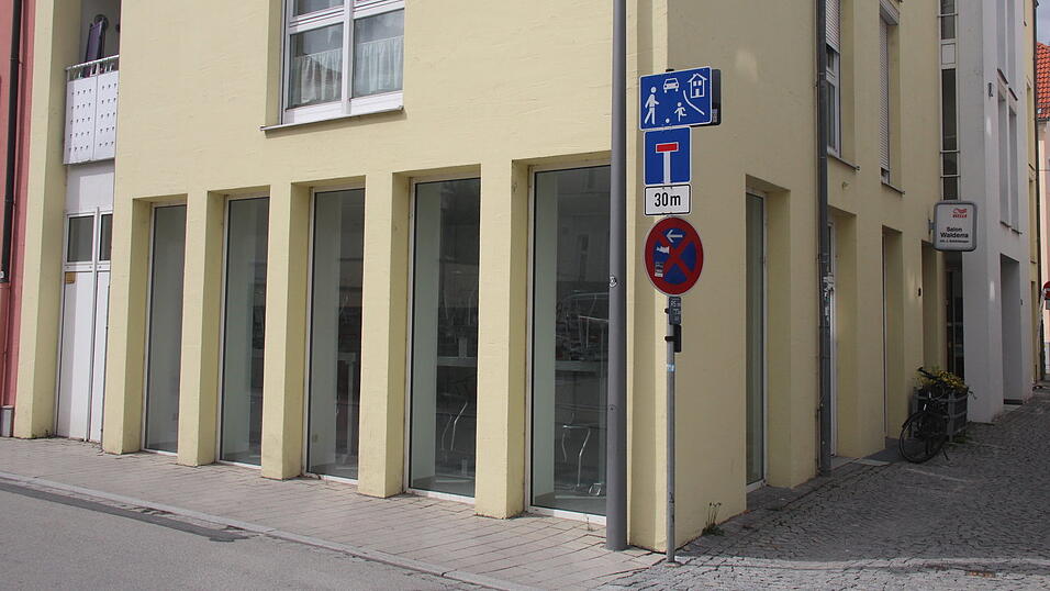 Im Haus an der Ecke von Koppgasse und Am Platzl befindet sich Straubings erstes Fahrradparkhaus. Im Haus an der Ecke von Koppgasse und Am Platzl befindet sich Straubings erstes Fahrradparkhaus.
