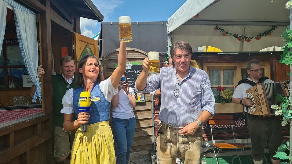 Marion Schieder, bekannte Moderatorin bei Antenne Bayern, besuchte am Donnerstag das Chamer Volksfest. Marion Schieder, bekannte Moderatorin bei Antenne Bayern, besuchte am Donnerstag das Chamer Volksfest.