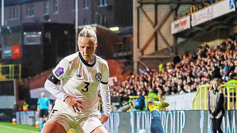 Starkes Debüt: Franziska Kett beim 4:0-Sieg der DFB-Frauen in Schottland im Zweikampf mit Martha Thomas. Starkes Debüt: Franziska Kett beim 4:0-Sieg der DFB-Frauen in Schottland im Zweikampf mit Martha Thomas.