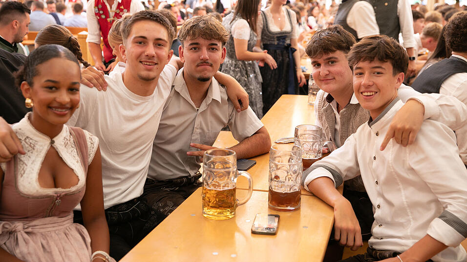 Die Partybilder vom Montag,11. August, aus dem Festzelt Nothaft. Die Partybilder vom Montag,11. August, aus dem Festzelt Nothaft.