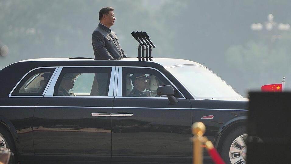 Der chinesische Präsident Xi Jinping fährt die Militärparade zum 80. Jahrestag der Kapitulation Japans im Zweiten Weltkrieg in Peking ab.