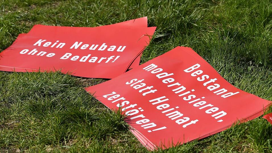 Anwohner protestieren seit Jahren gegen den geplanten Neubau von Gleisen. (Archivfoto)