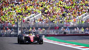 Lewis Hamilton gibt in Silverstone den Ton an. Lewis Hamilton gibt in Silverstone den Ton an.