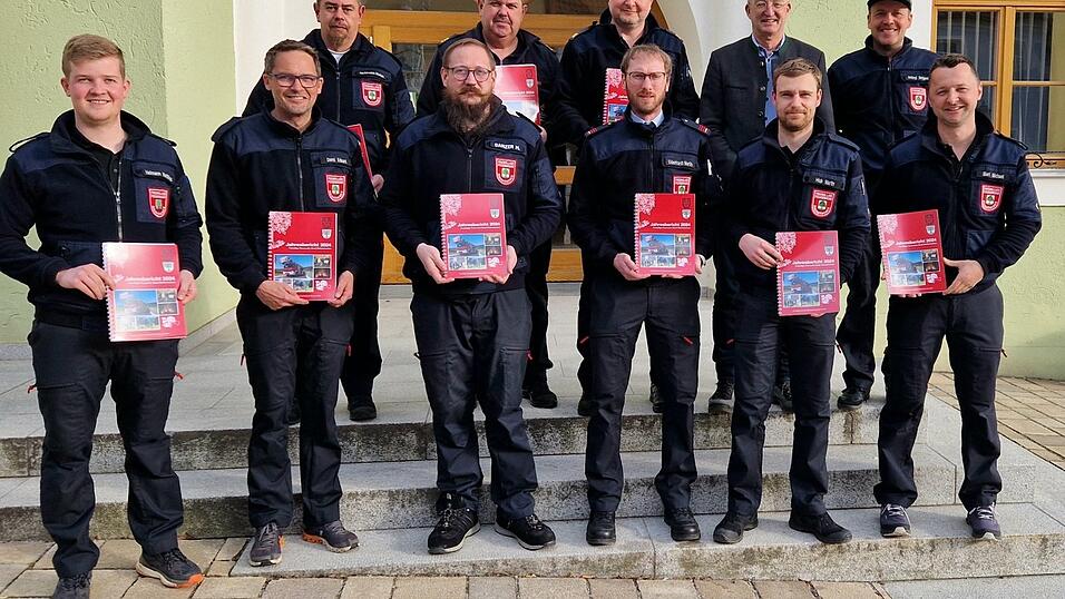 Die F&uuml;hrungsmannschaft der Freiwilligen Feuerwehr Waldm&uuml;nchen &uuml;bergab den Jahresbericht an B&uuml;rgermeister Markus Ackermann.