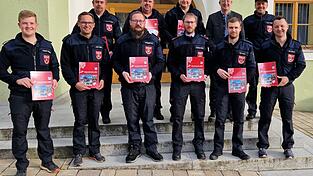 Die F&uuml;hrungsmannschaft der Freiwilligen Feuerwehr Waldm&uuml;nchen &uuml;bergab den Jahresbericht an B&uuml;rgermeister Markus Ackermann.