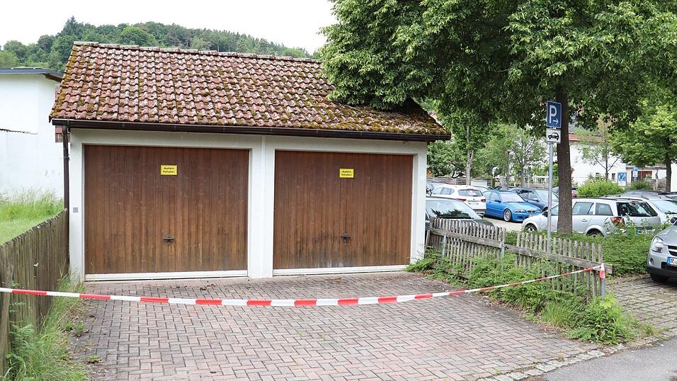 Noch steht hinter dem Parkplatz in der Taxisstra&szlig;e eine Doppelgarage. Im n&auml;chsten Jahr soll es dort 13 neue Autostellpl&auml;tze geben.