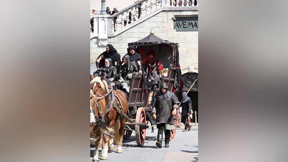 Die schönsten Augenblicke des historischen Drachenstich-Festzuges 2016. Die schönsten Augenblicke des historischen Drachenstich-Festzuges 2016.