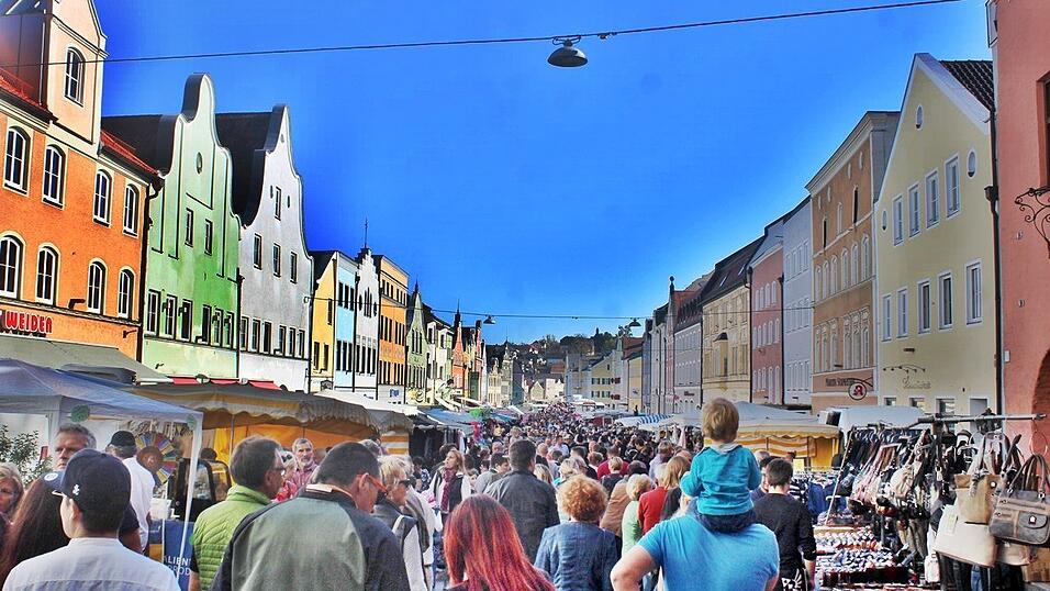 Viele Besucher verfolgten am Sonntag den Umzug auf dem Vilsbiburger Stadtplatz. Viele Besucher verfolgten am Sonntag den Umzug auf dem Vilsbiburger Stadtplatz.