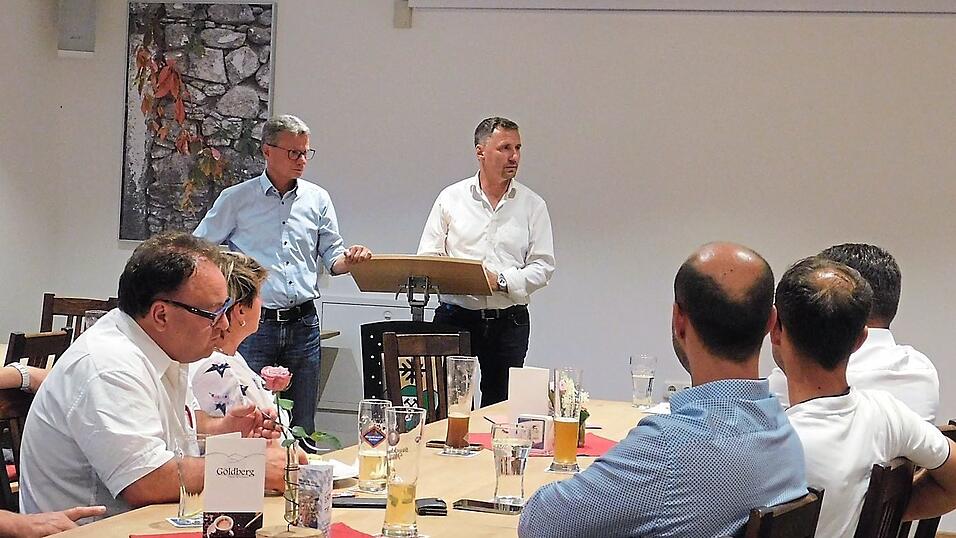 Landrat Sibler (stehend l.) hielt zahlreiche Informationen für die Bürger bereit, Bürgermeister Thomas Straßer (r.) führte durch den Abend und brachte auch die Anliegen der Gemeinde Hunding vor. Landrat Sibler (stehend l.) hielt zahlreiche Informationen für die Bürger bereit, Bürgermeister Thomas Straßer (r.) führte durch den Abend und brachte auch die Anliegen der Gemeinde Hunding vor.