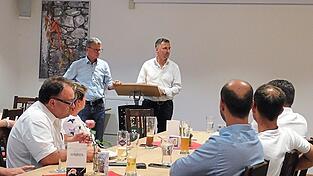 Landrat Sibler (stehend l.) hielt zahlreiche Informationen f&uuml;r die B&uuml;rger bereit, B&uuml;rgermeister Thomas Stra&szlig;er (r.) f&uuml;hrte durch den Abend und brachte auch die Anliegen der Gemeinde Hunding vor.