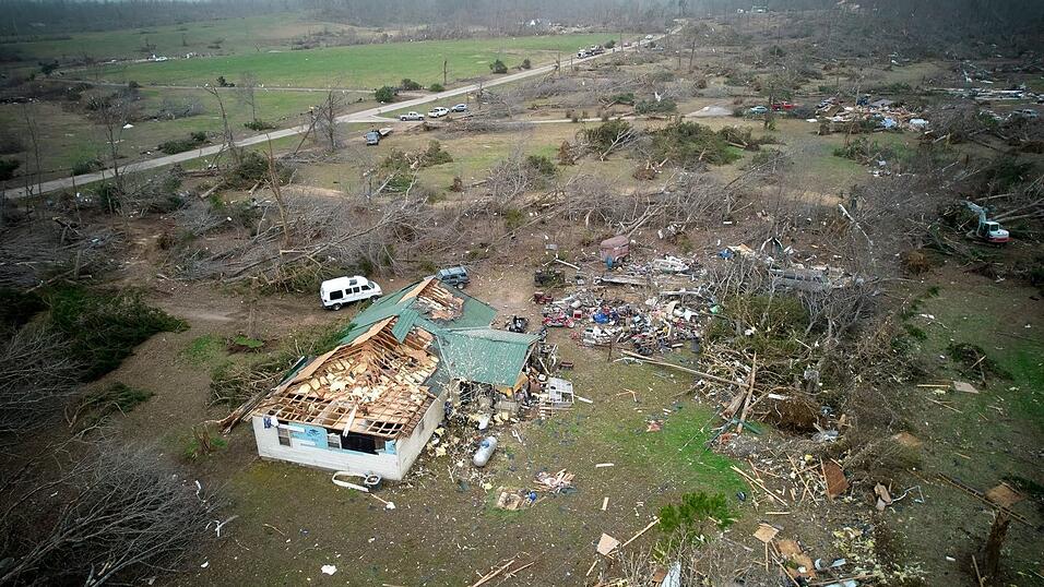 In Missouri starben mindestens zwölf Menschen infolge der Unwetter.