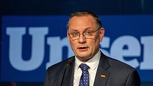 AfD-Chef Tino Chrupalla besch&auml;ftigt laut MDR-Recherchen eine Angeh&ouml;rige eines Parteikollegen.