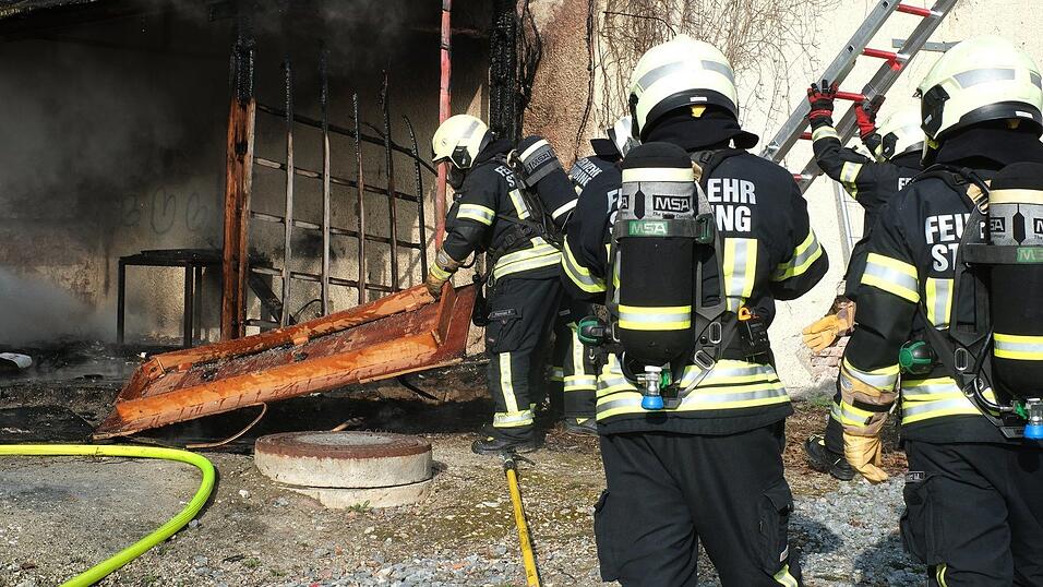 Mit einem schnellen Eingreifen der Freiwilligen Feuerwehr war der Brand einer Gartenlaube rasch im Griff.