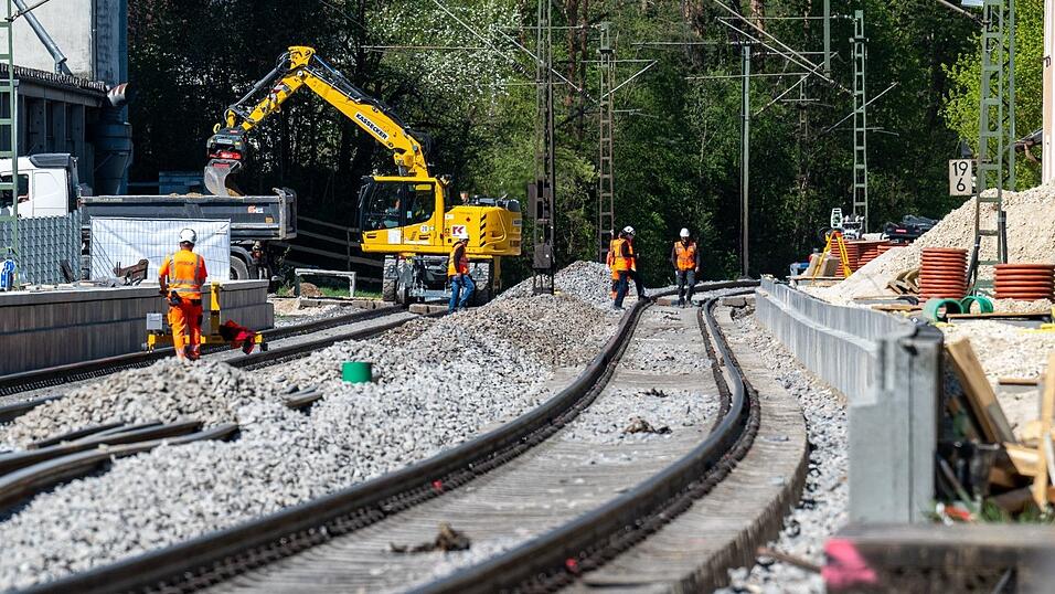 Auf der wichtigen Verkehrsachse N&uuml;rnberg-Regensburg hatte die Bahn in den vergangenen Monaten rund 80 Kilometer neue Gleise verlegt, rund 90 Kilometern Oberleitungen erneuert und 20 Bahnh&ouml;fe saniert. (Archivbild)